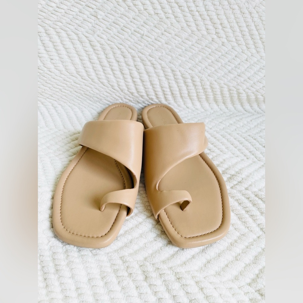 NWOT Vince tan premium leather toe wrap flat sandals, sz 8/38 US. Orig $295+